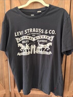 LEVI’S Black Tee with White Logo Graphic SIZE XL